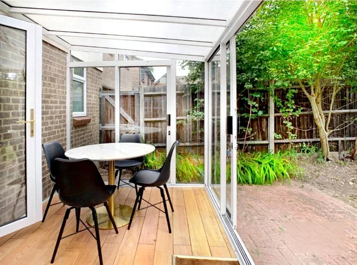 House Chisbury Close in Winkfield
