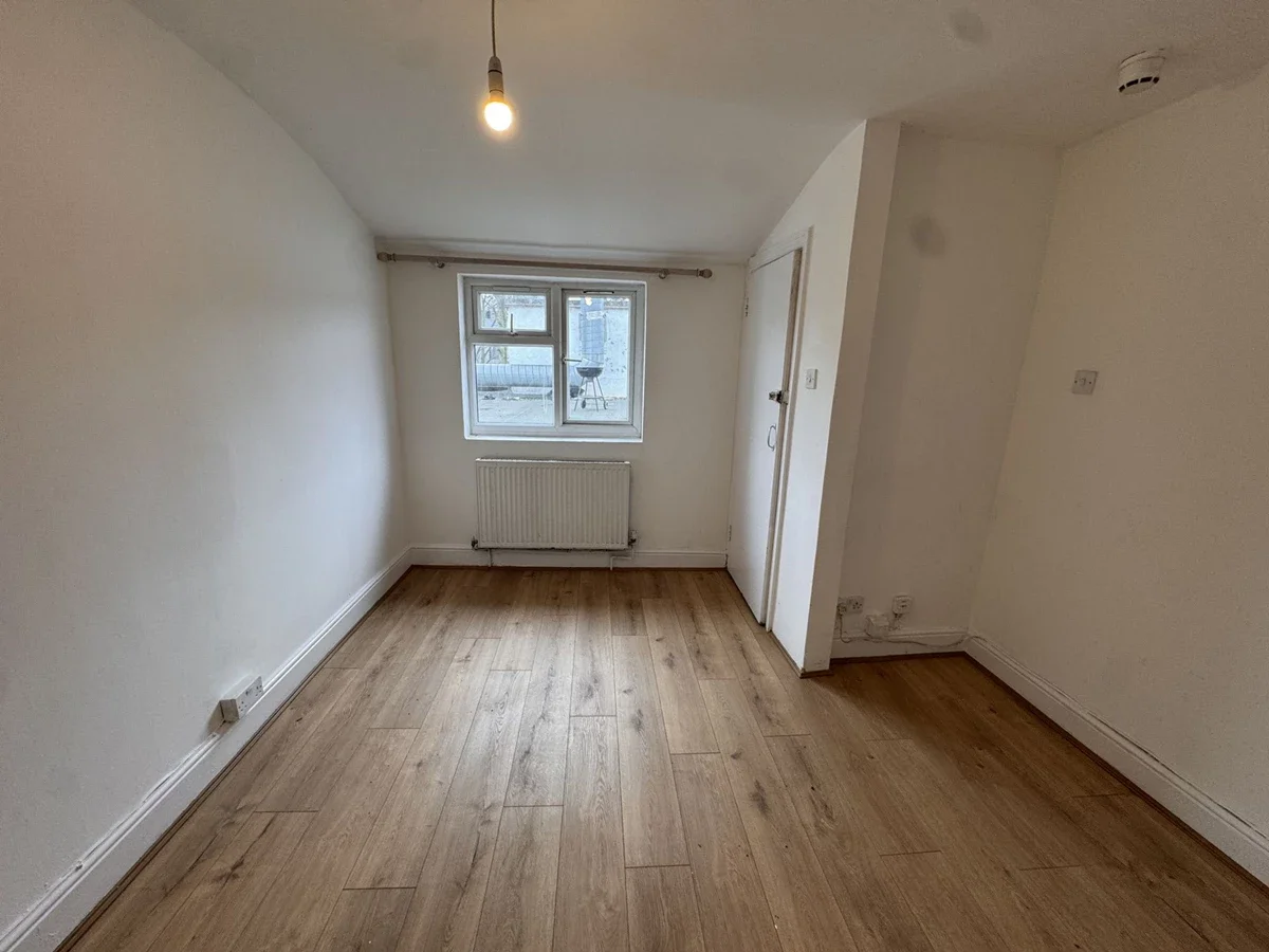 Flat Lauriston Road in Greater London