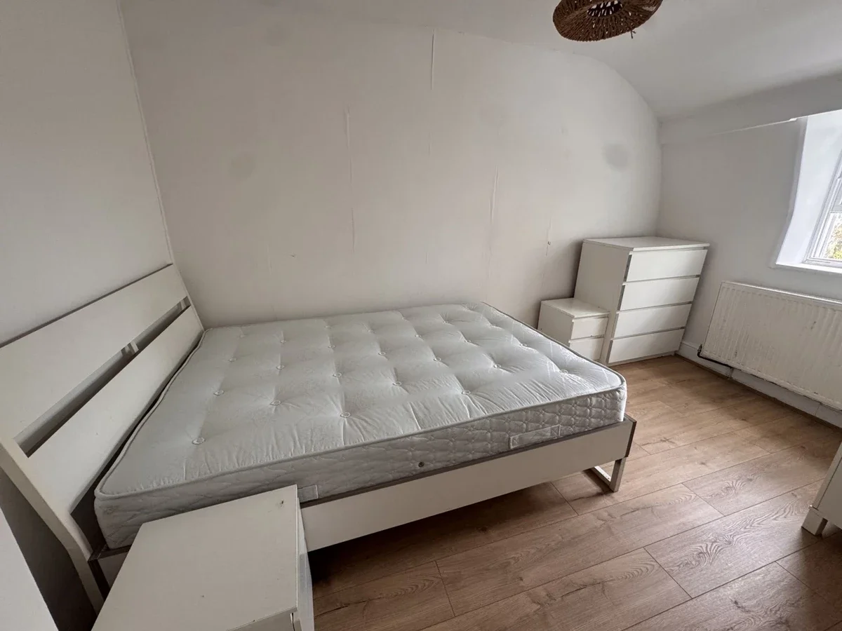 Flat Lauriston Road in Greater London