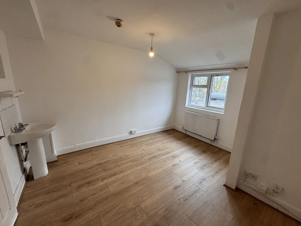Flat Lauriston Road in Greater London