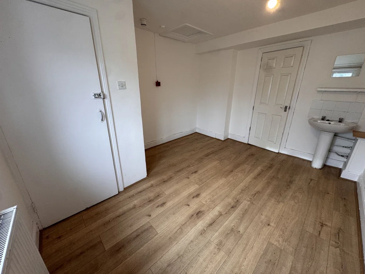 Flat Lauriston Road in Greater London