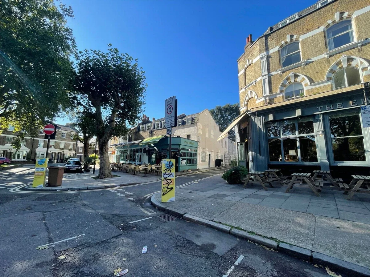 Flat Lauriston Road in Greater London