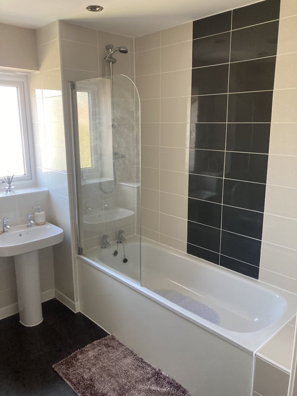 Room Marsworth Close in Manchester