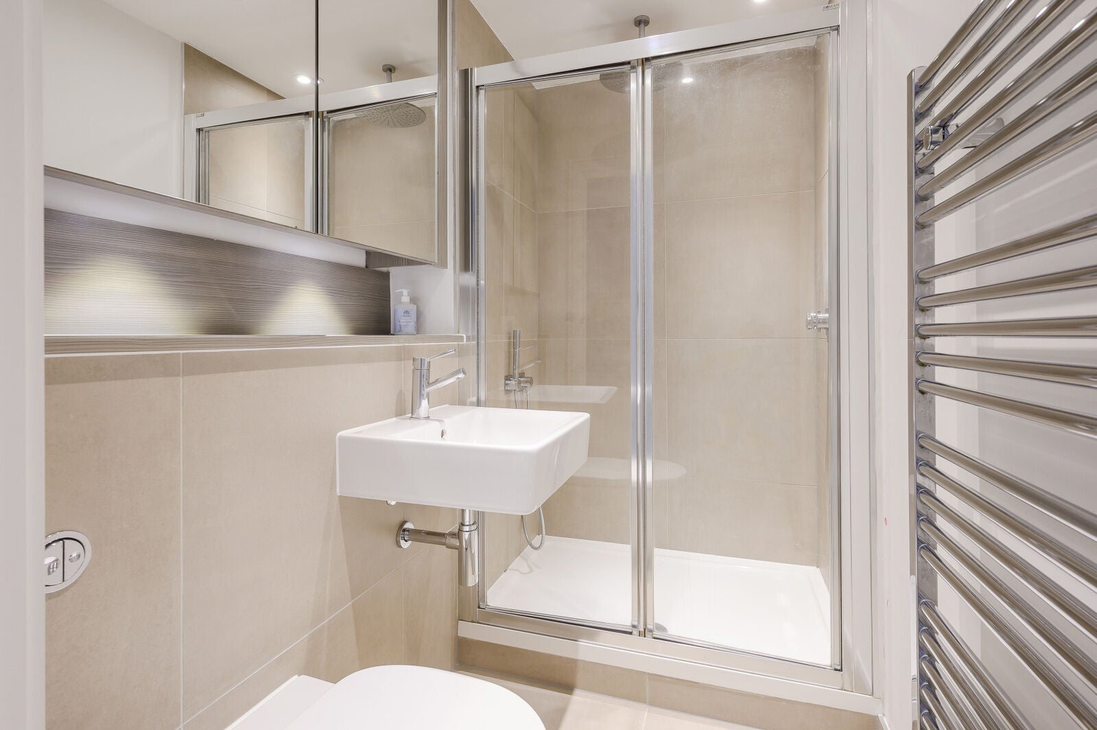 Flat Hartfield Road in Greater London