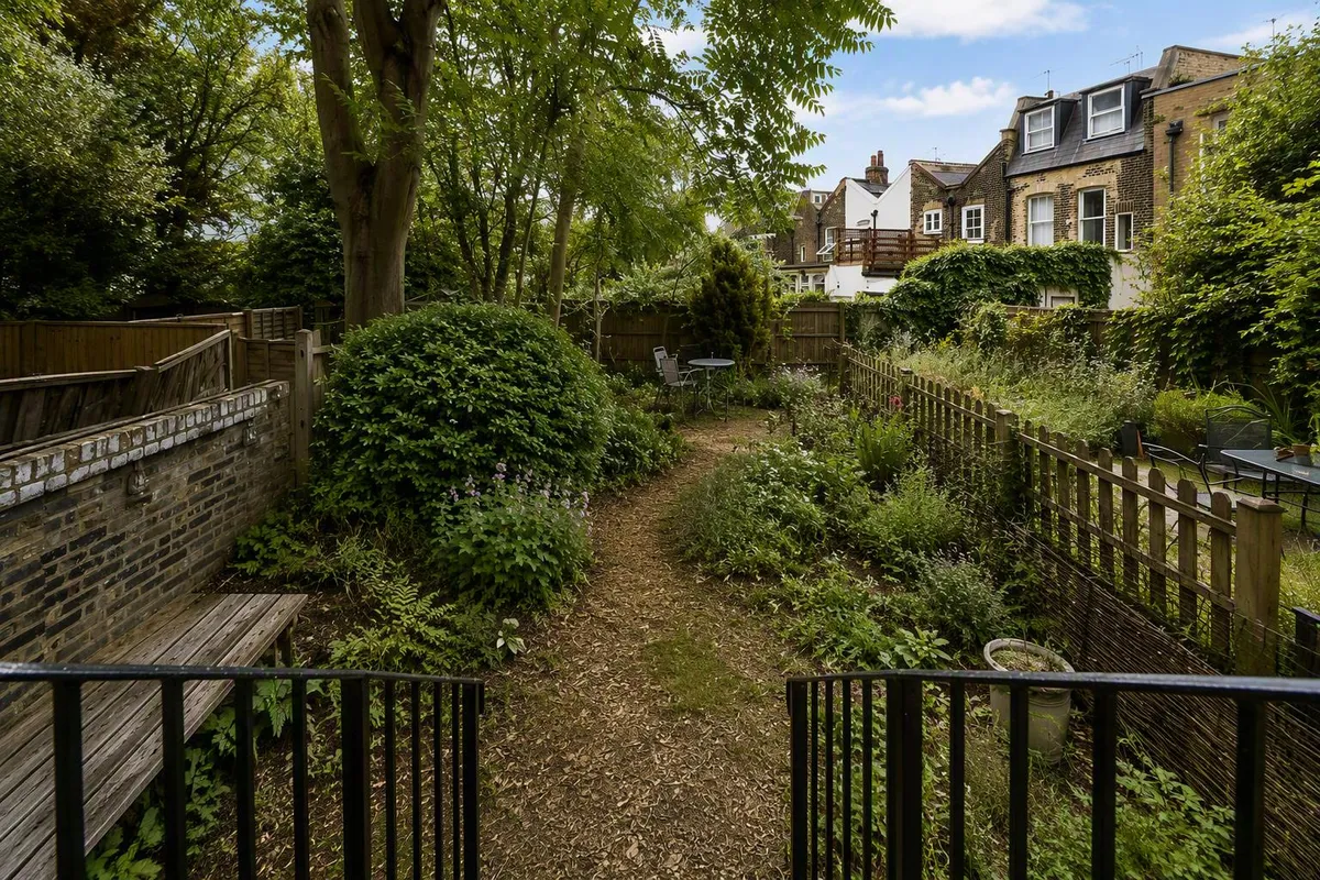 Flat Saint John's Hill in Greater London