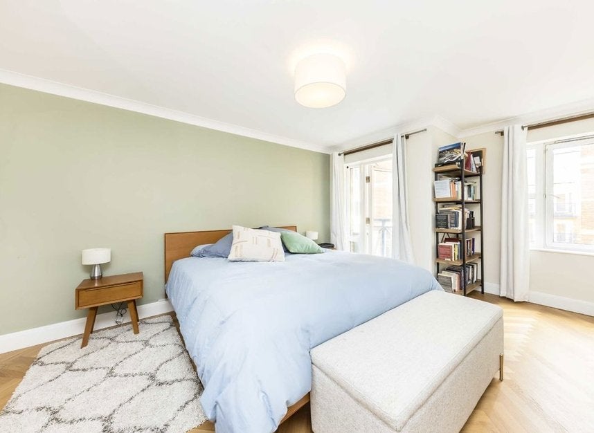 Flat Rotherhithe Street in Greater London