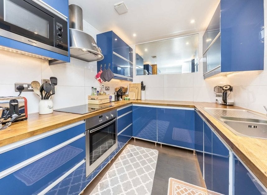 Flat Rotherhithe Street in Greater London