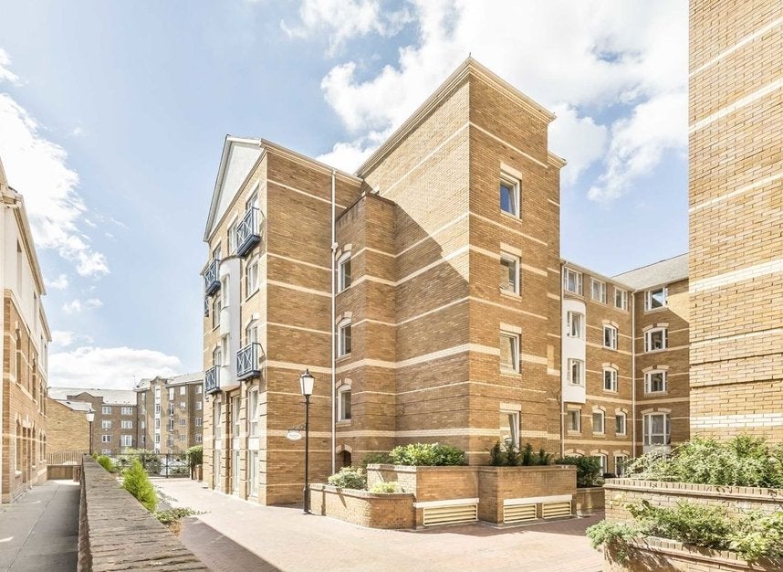 Flat Rotherhithe Street in Greater London