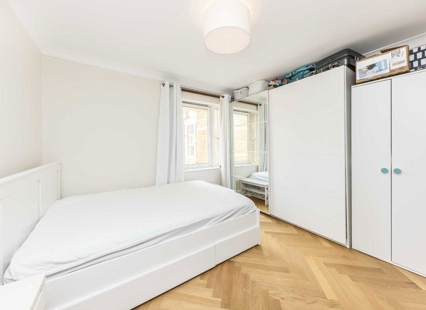 Flat Rotherhithe Street in Greater London