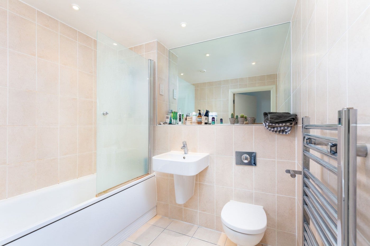 Flat Avenell Road in Greater London