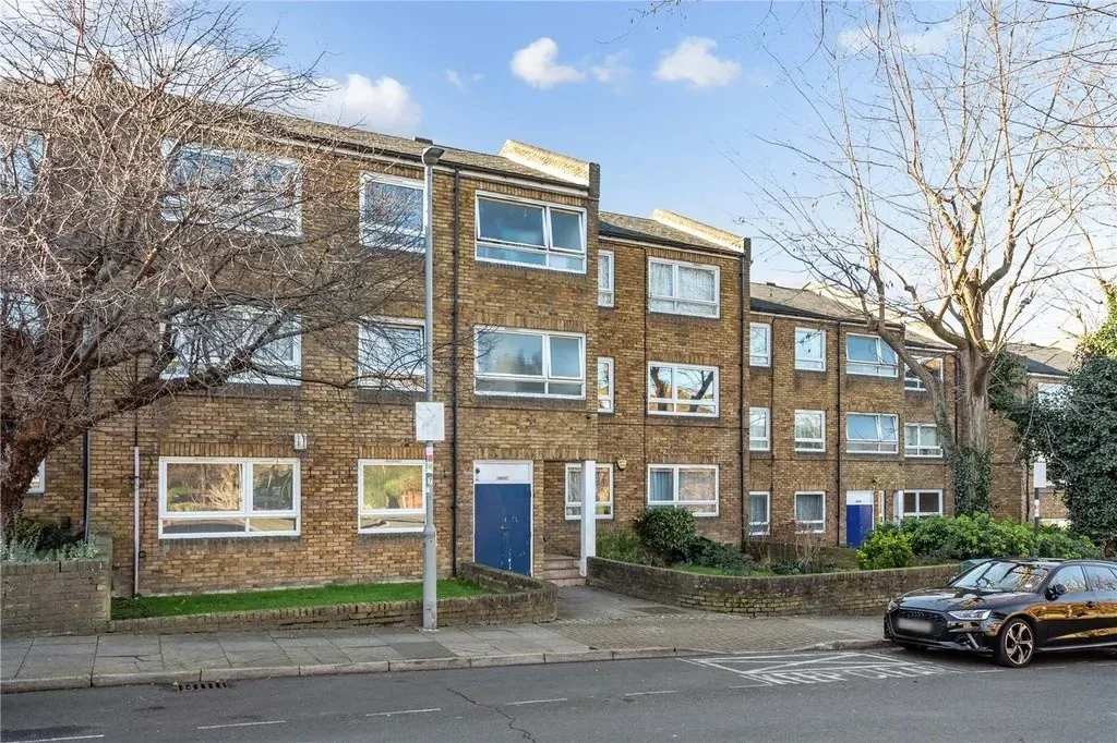 Flat Bartholomew Close in Greater London
