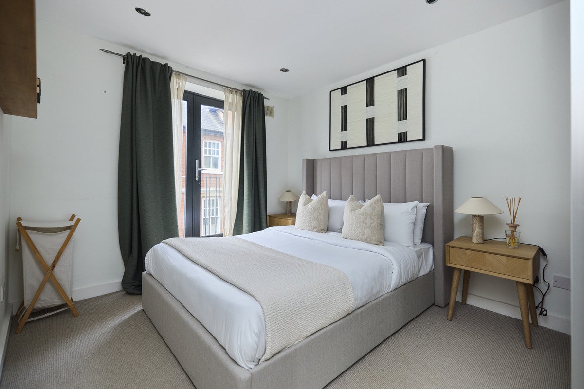 Flat Turville Street in Greater London