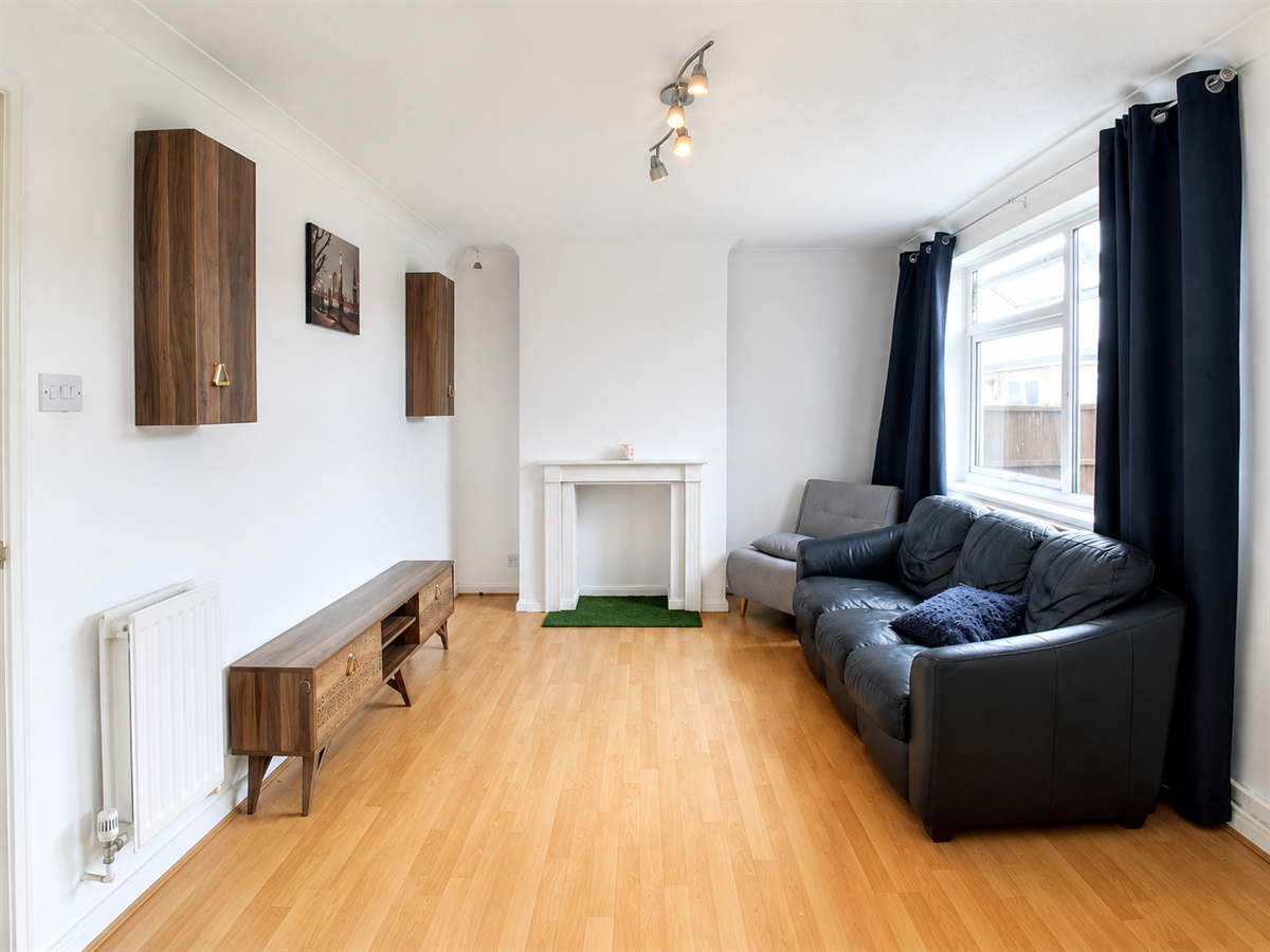 House Dearne Walk in Bedford