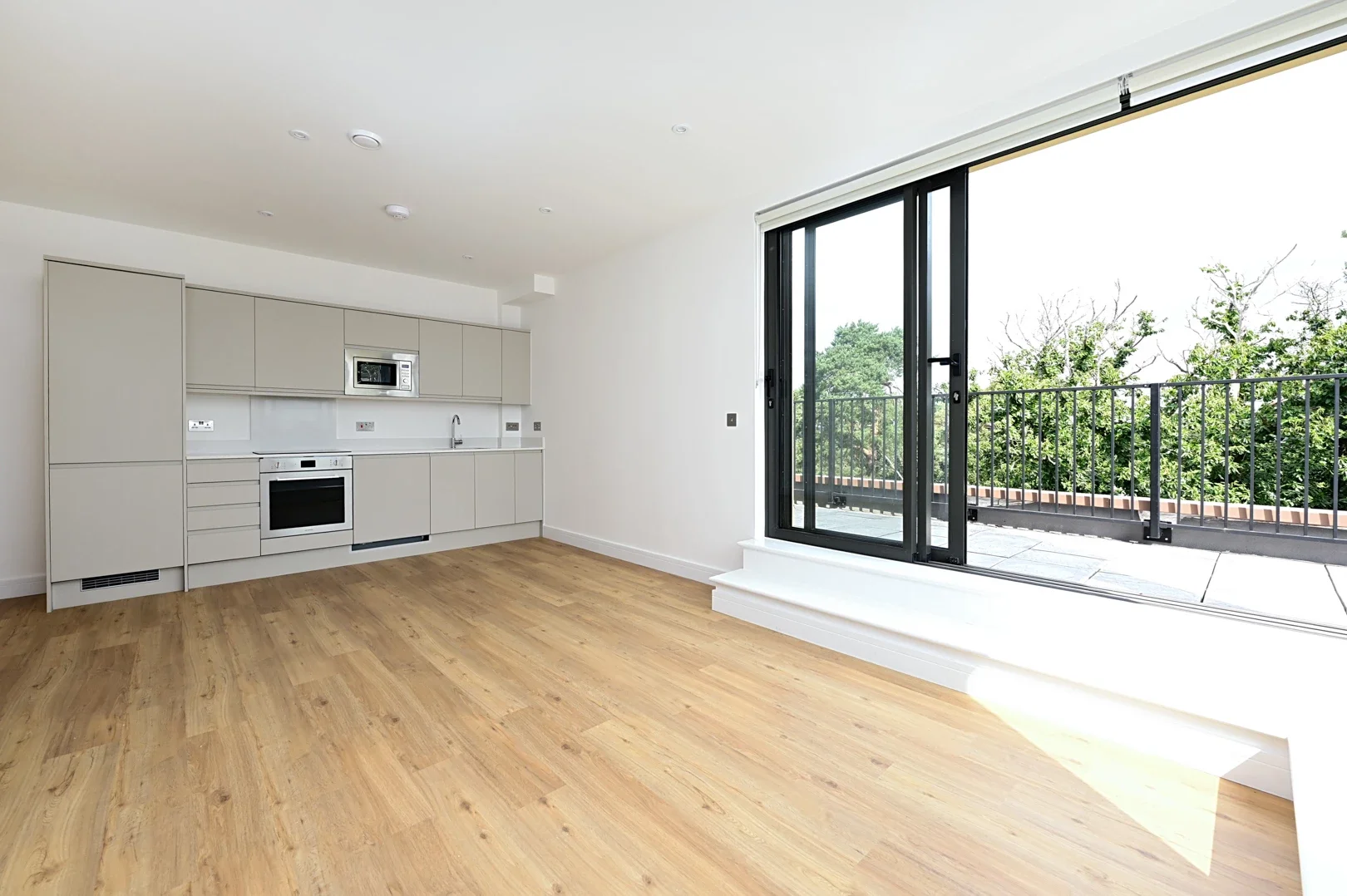 Flat Farnborough Road in Rushmoor