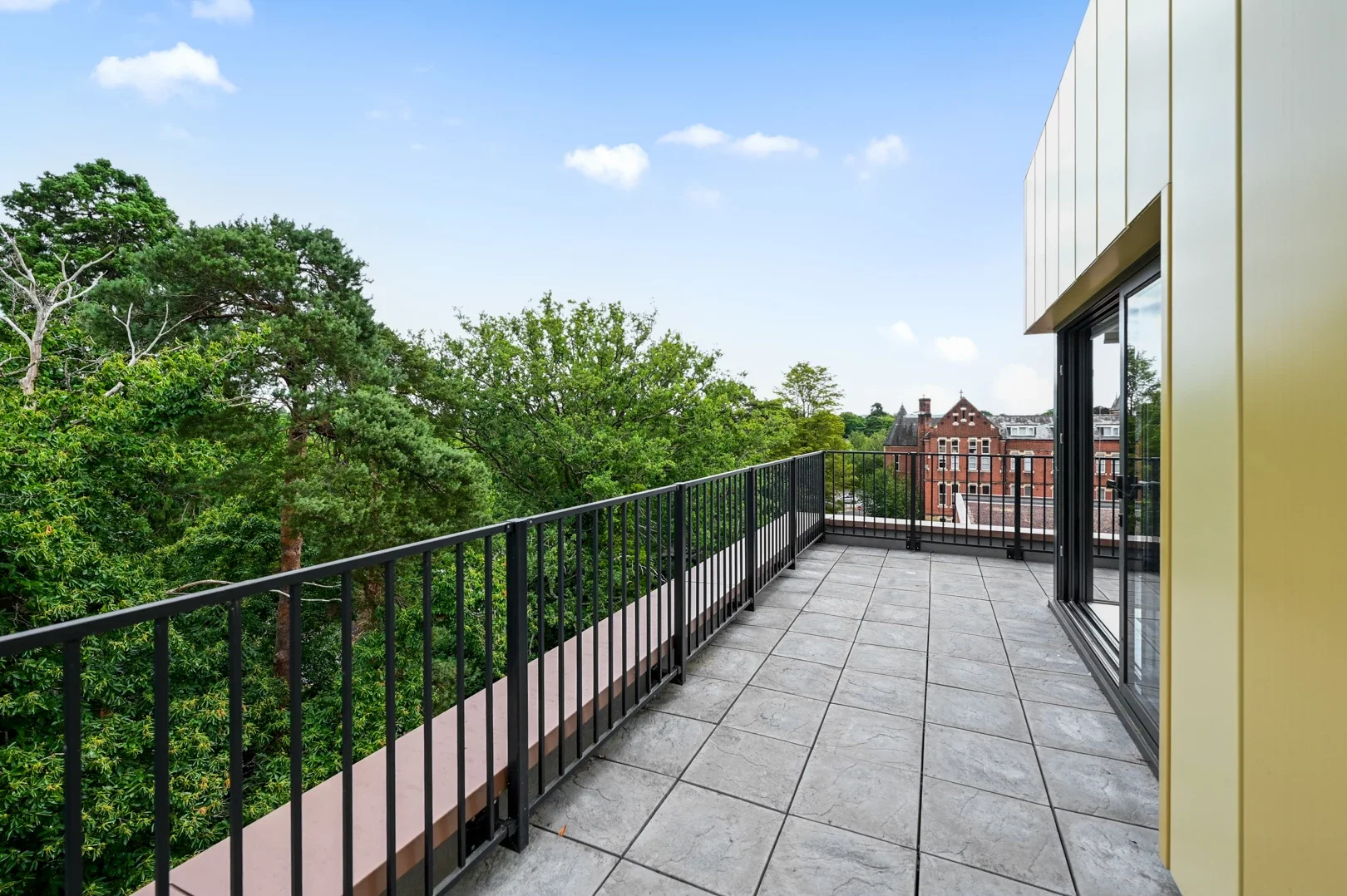 Flat Farnborough Road in Rushmoor