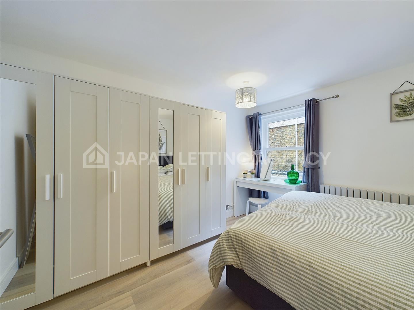 Flat Pembridge Gardens in Greater London