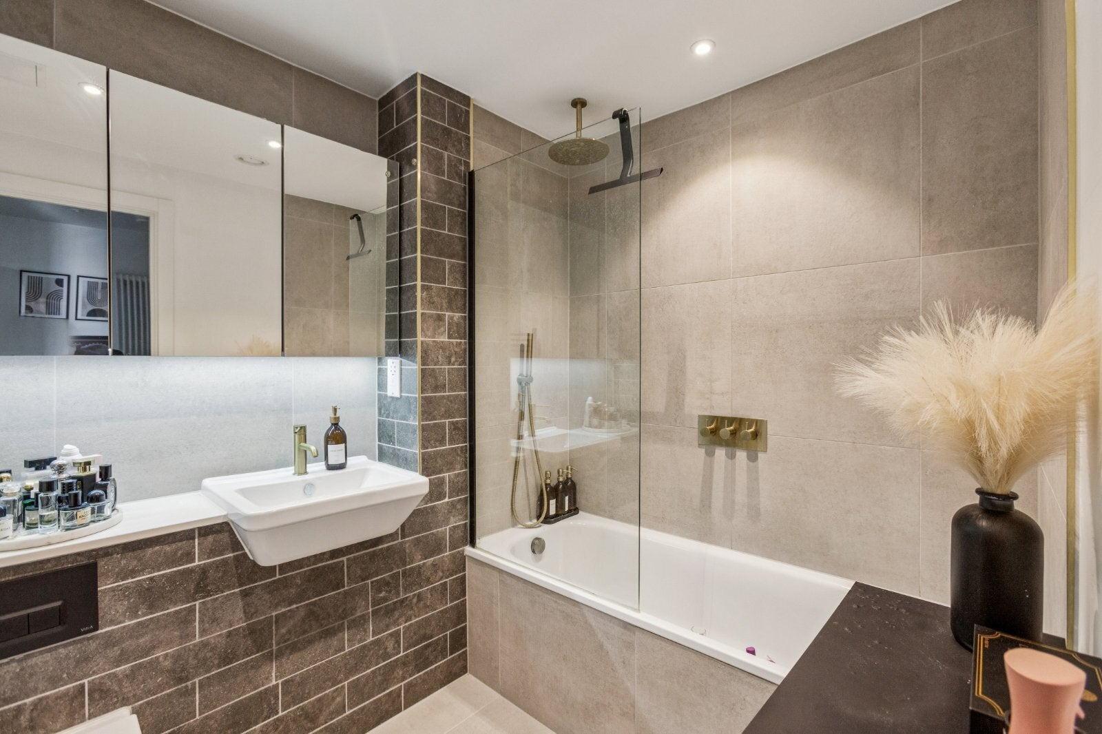 Flat Ravensbury Terrace in Greater London