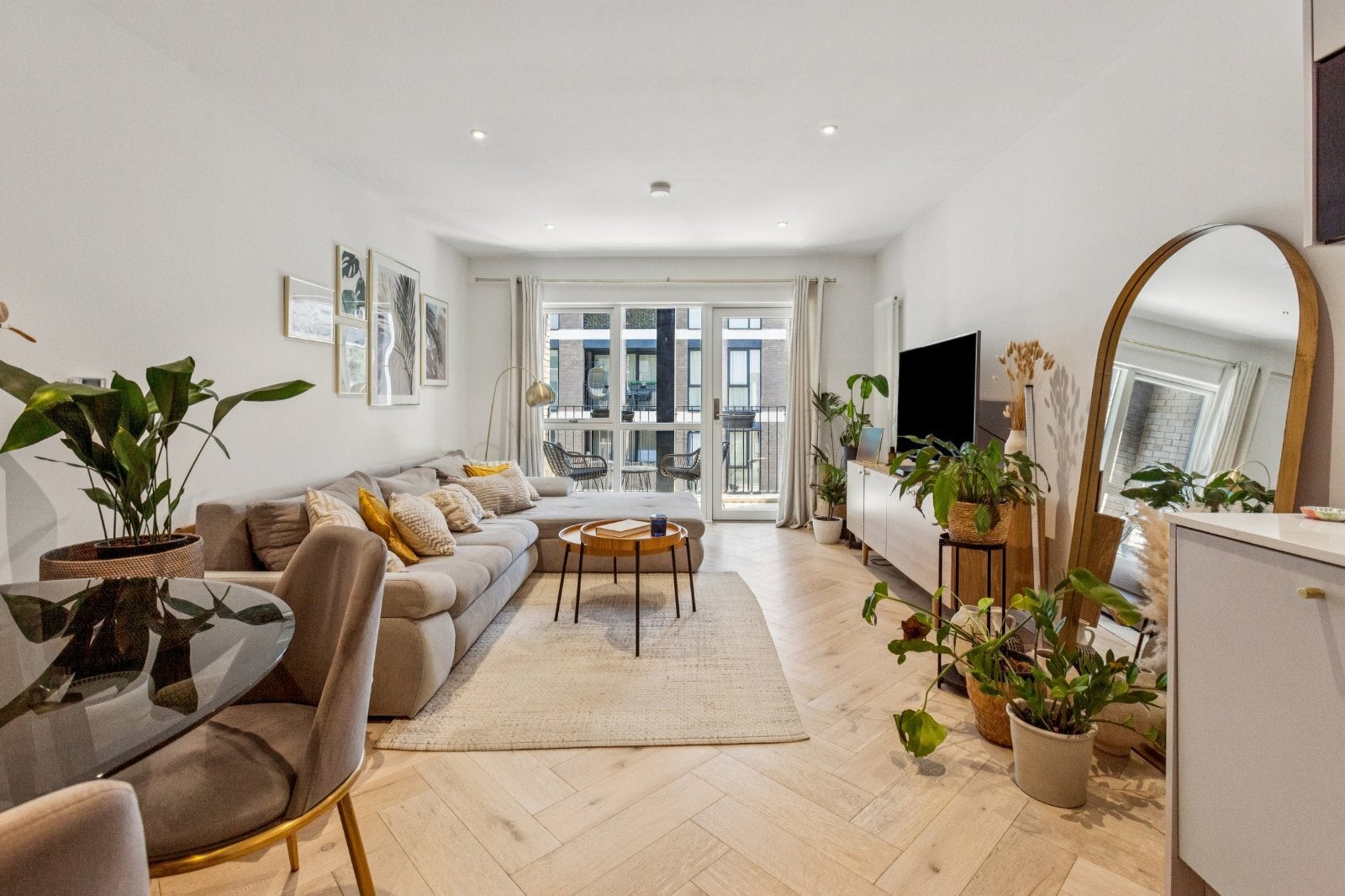 Flat Ravensbury Terrace in Greater London