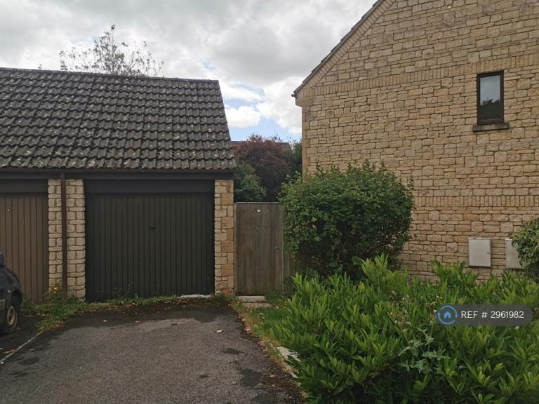 House Hanstone Close in Cotswold District