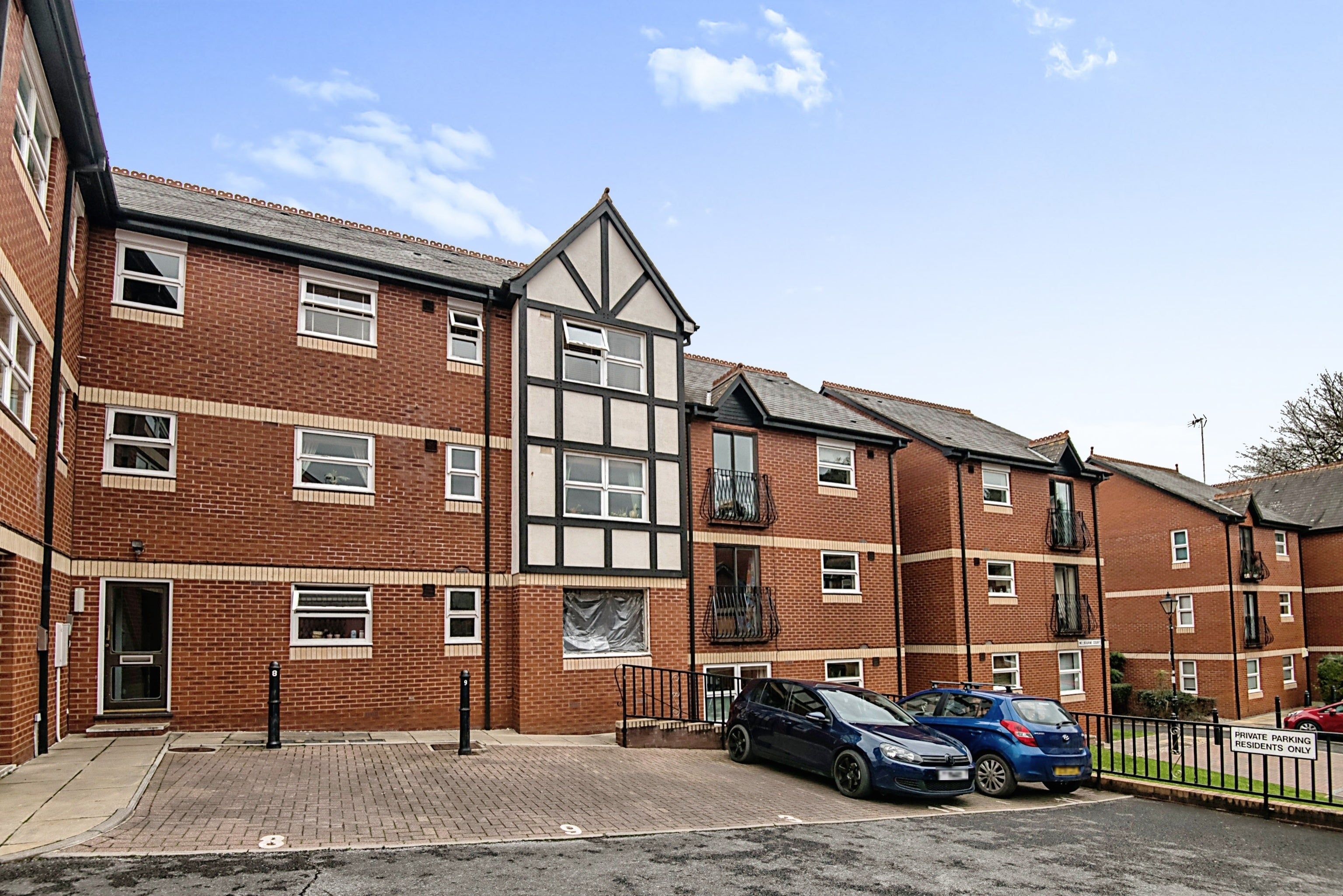 Flat Melbourne Court in Exeter