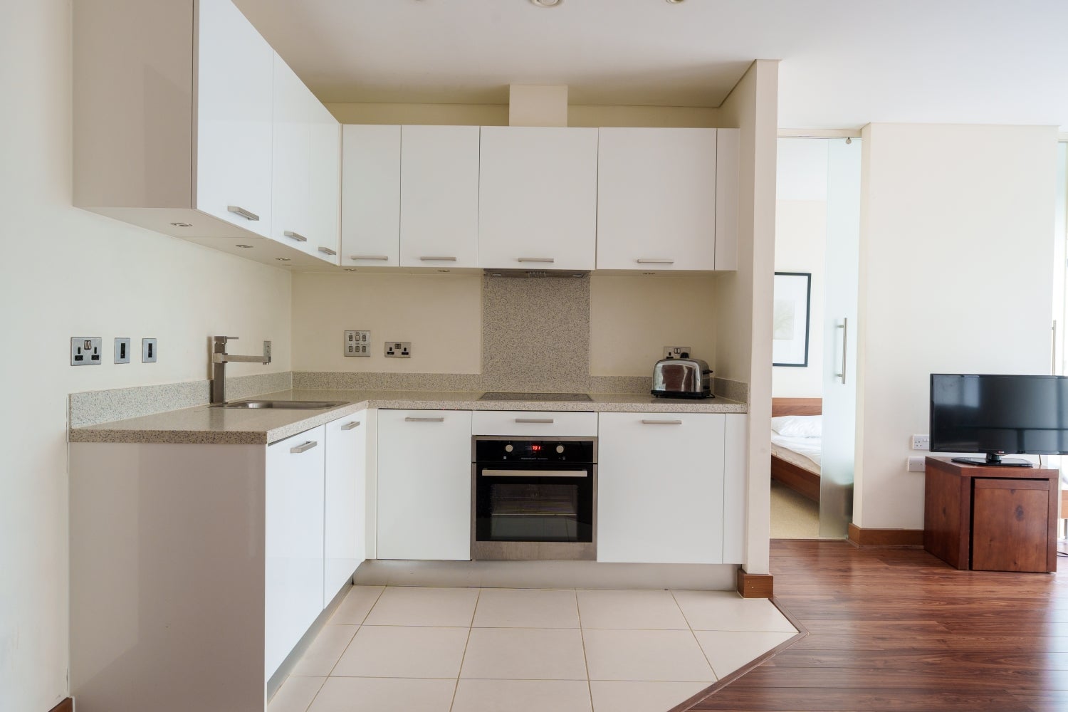 Flat Queenstown Road in Greater London