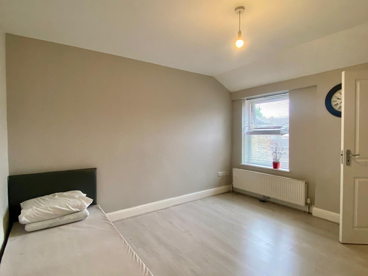 Flat Garratt Terrace in Greater London