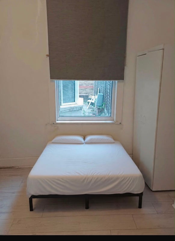 Room Monument Way in Greater London
