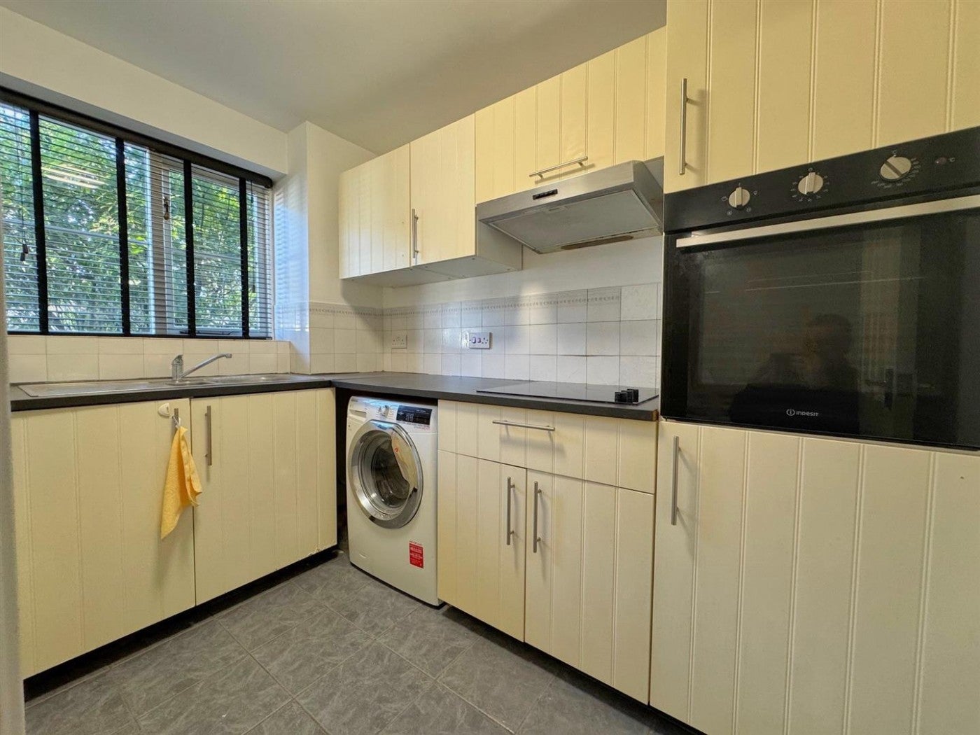 Flat Dairyman Close in Greater London
