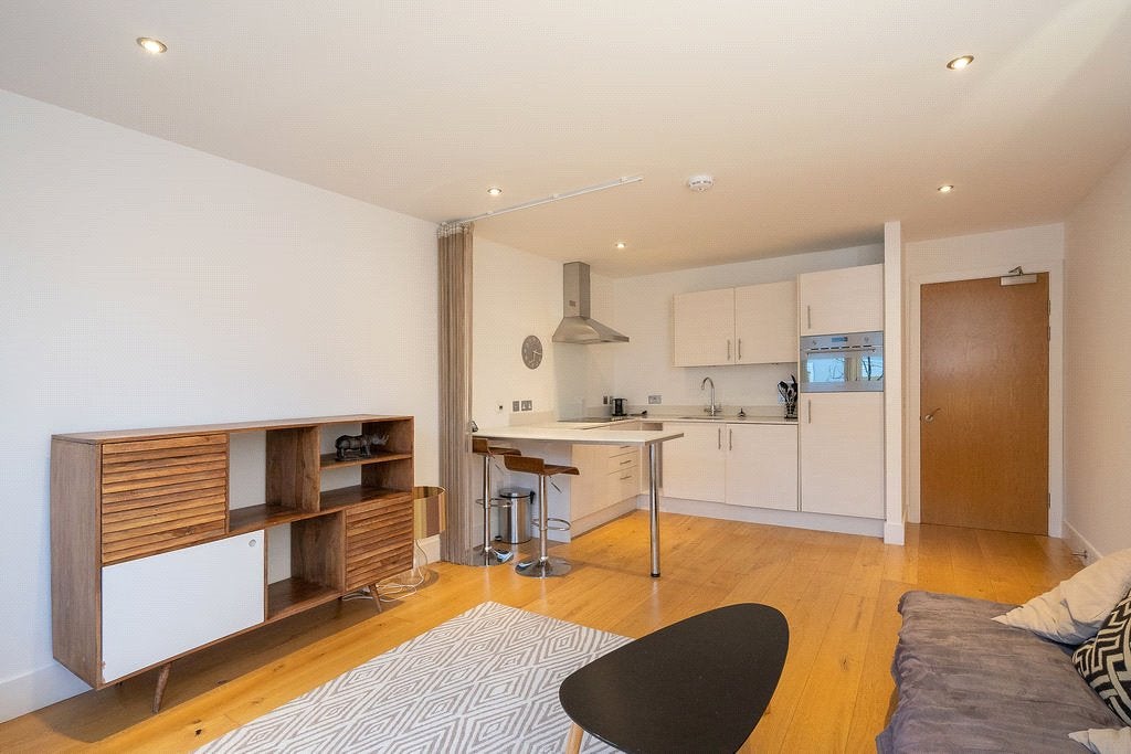 Flat Brandfield Street in City of Edinburgh
