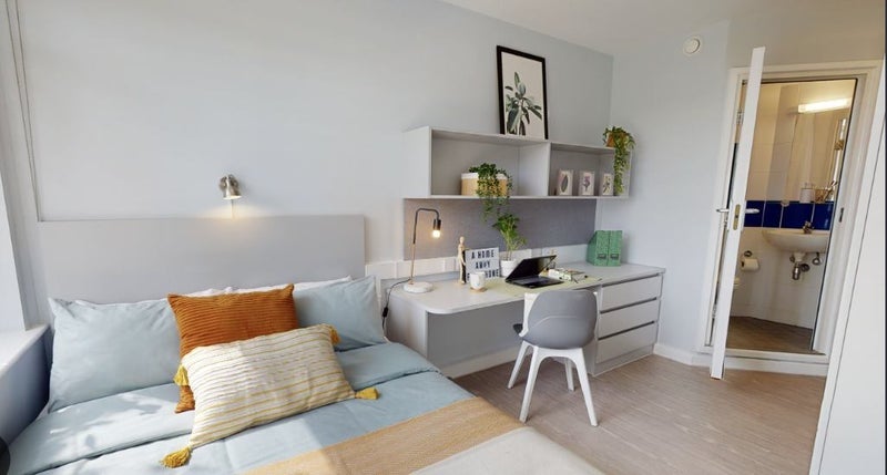 Room Station Road in Greater London