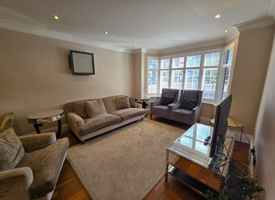 House Wentworth Avenue in Greater London