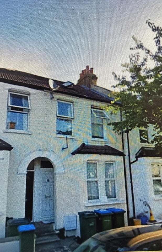 Flat Marmadon Road in Greater London