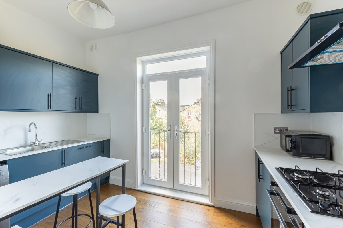 Flat Gubyon Avenue in Greater London