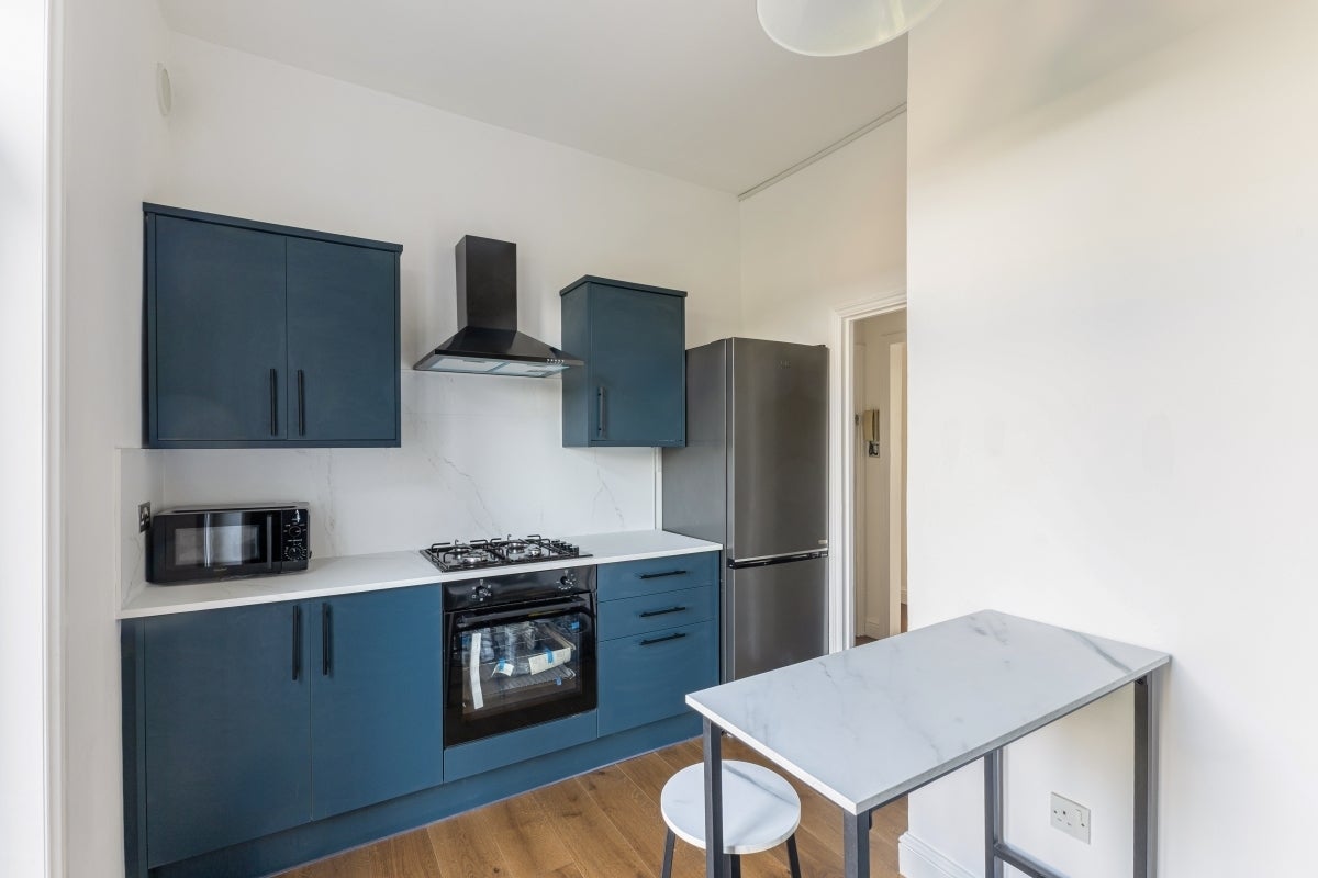 Flat Gubyon Avenue in Greater London