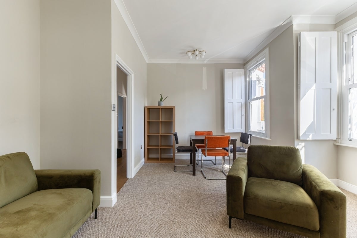 Flat Gubyon Avenue in Greater London