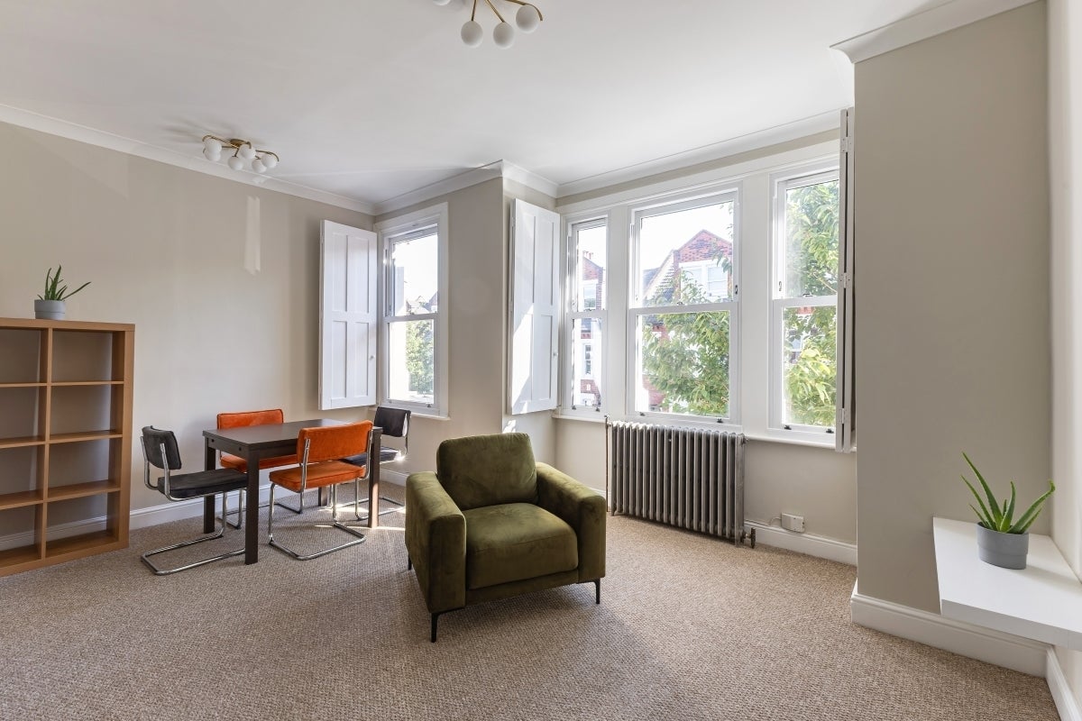 Flat Gubyon Avenue in Greater London
