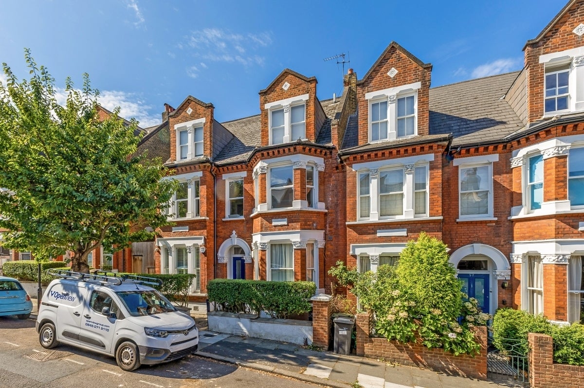 Flat Gubyon Avenue in Greater London