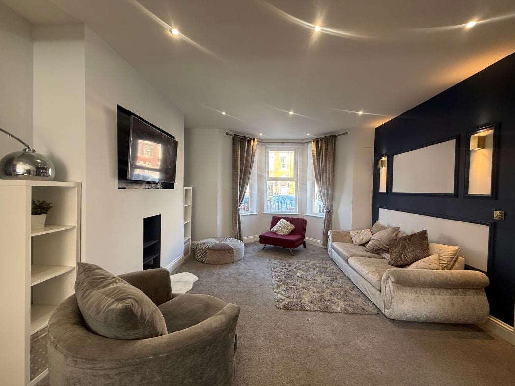 Flat Wingrove Road in Newcastle upon Tyne