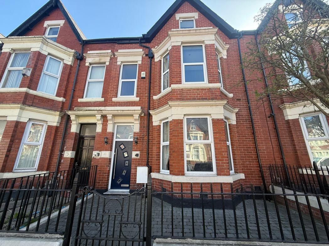 Flat Wingrove Road in Newcastle upon Tyne