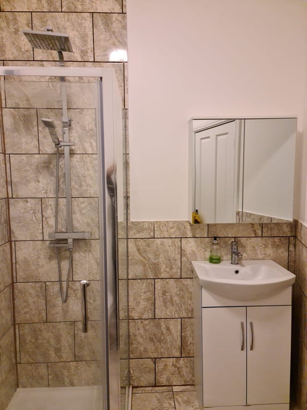 Room Loveday Road in Greater London