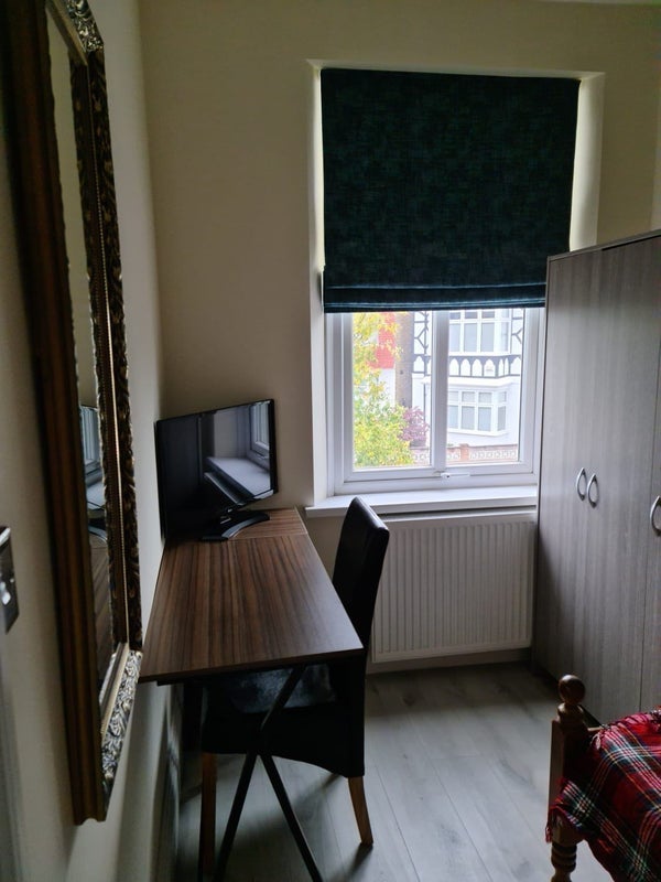 Room Loveday Road in Greater London