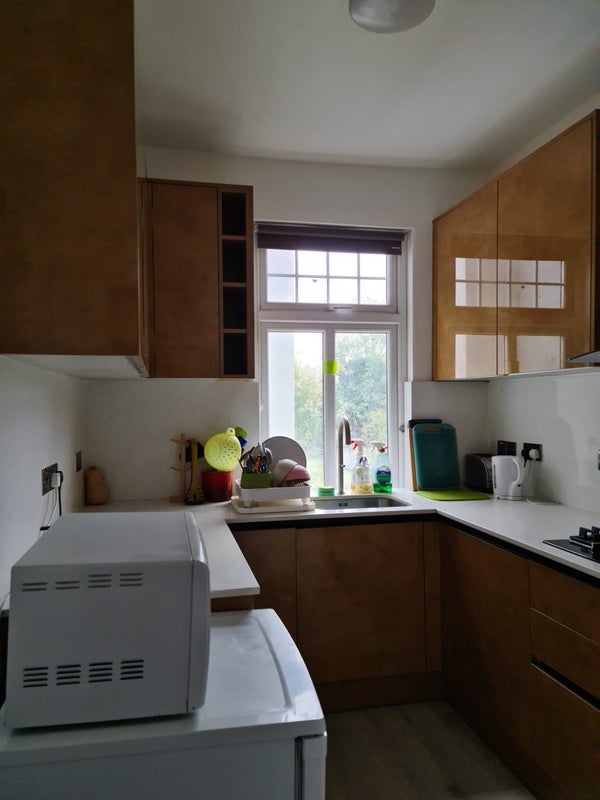 Room Loveday Road in Greater London