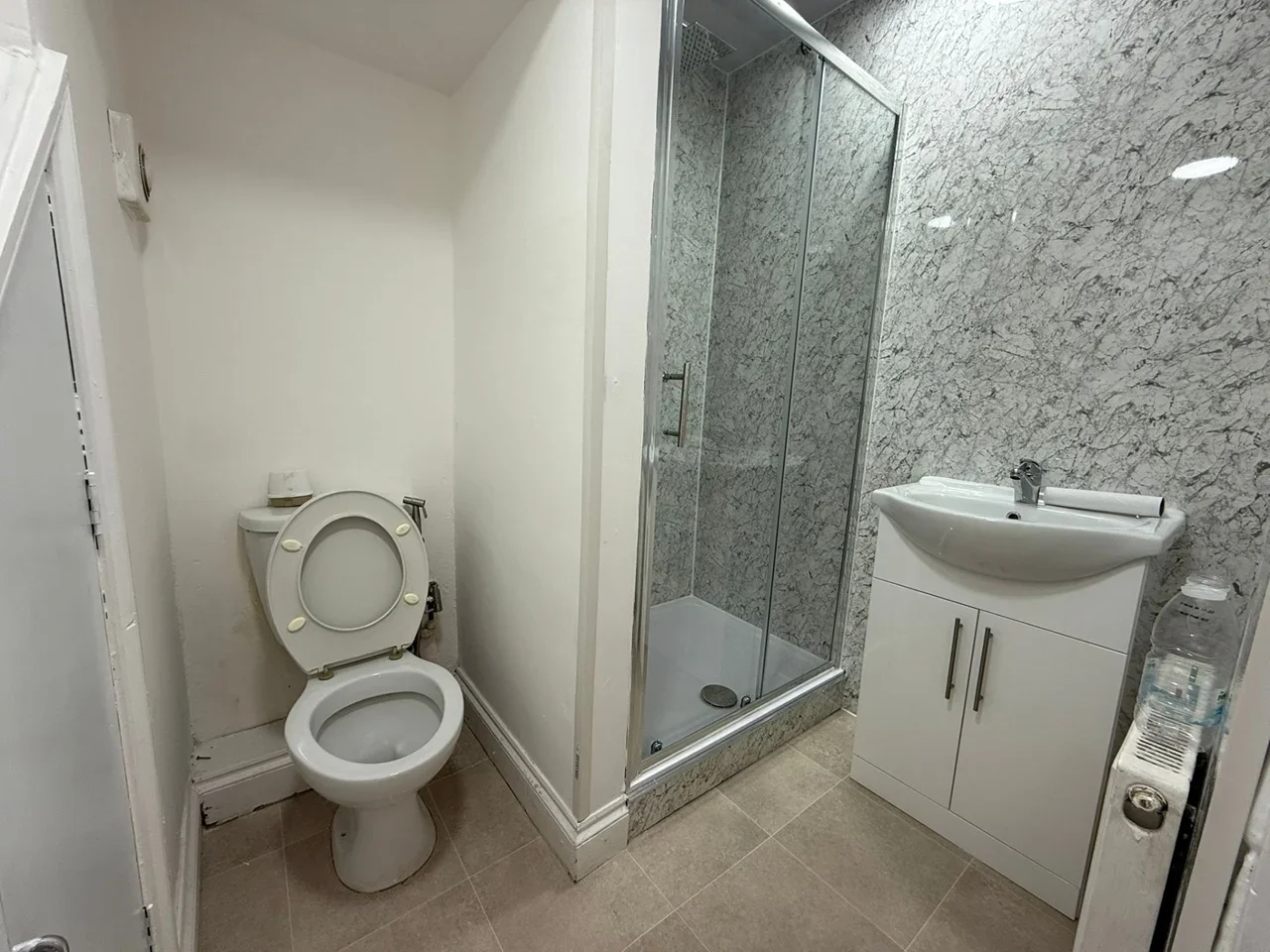 Flat Goldsmith Road in Greater London