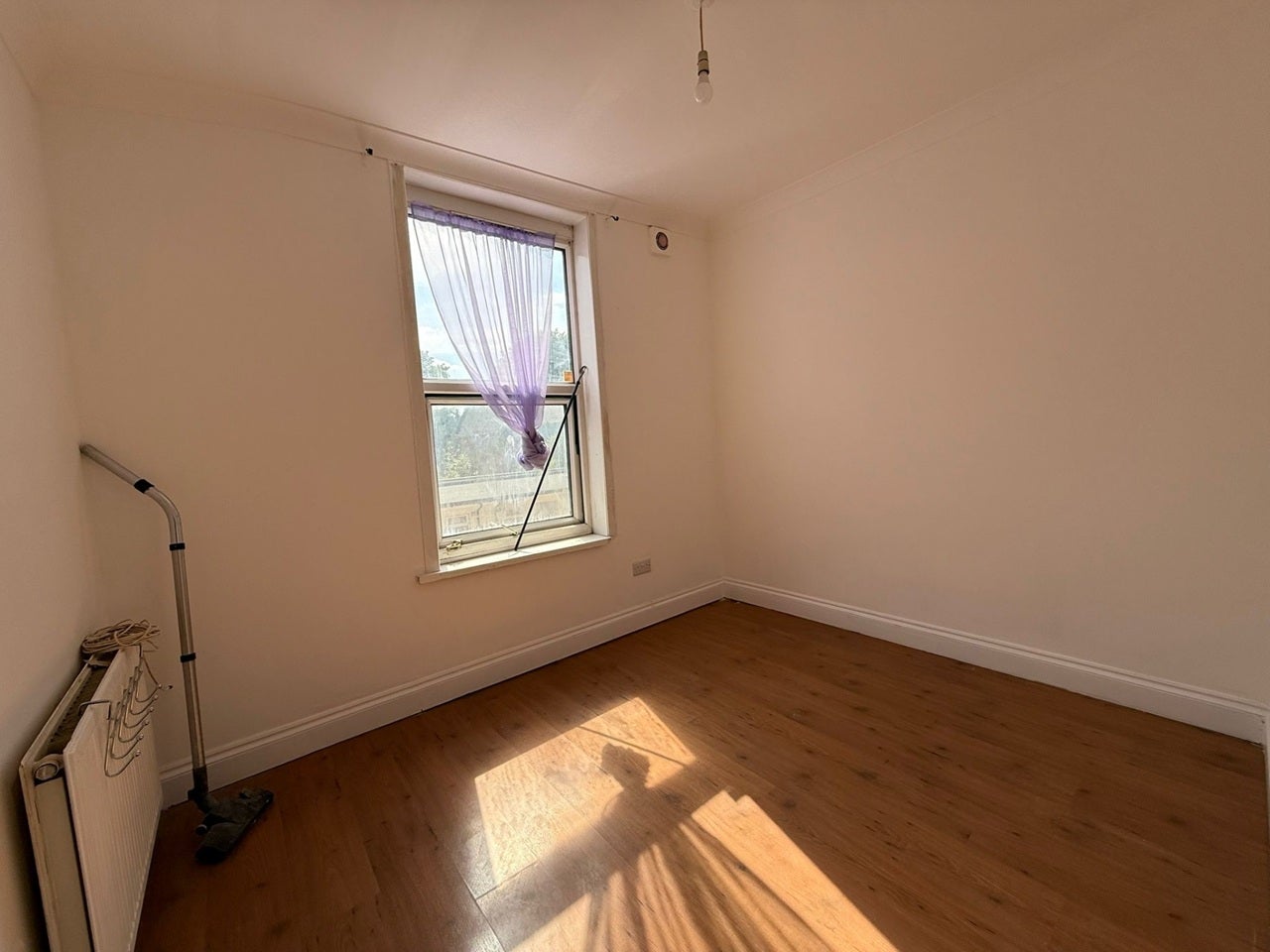 Flat Goldsmith Road in Greater London