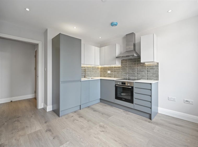 Flat Barking Road in Greater London
