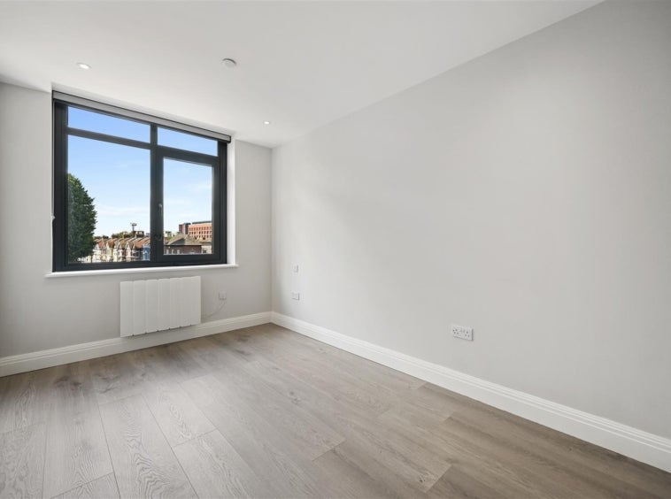 Flat Barking Road in Greater London