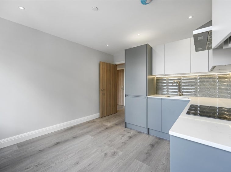 Flat Barking Road in Greater London