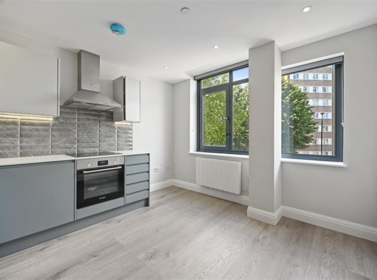 Flat Barking Road in Greater London