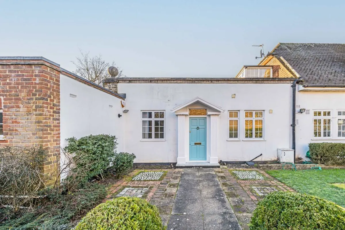 House Ravenswood Court in Greater London