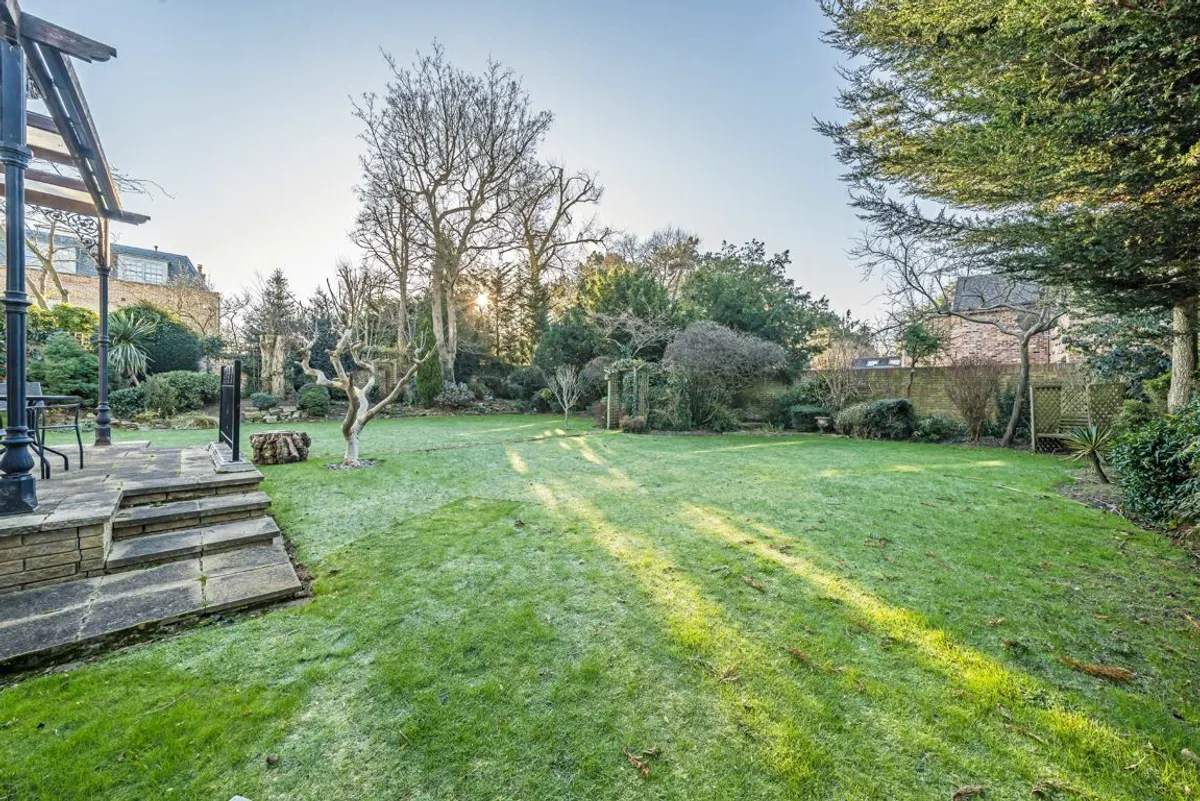 House Ravenswood Court in Greater London